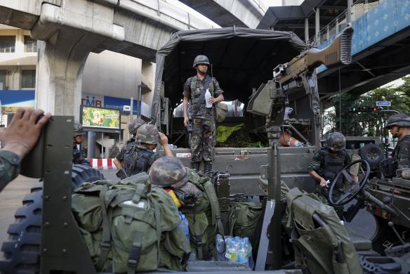 Bangkok trong ngày đầu thiết quân luật ảnh 6